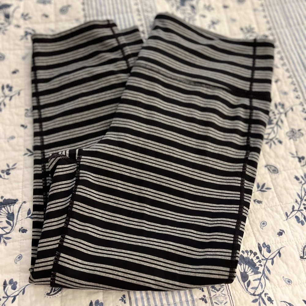 ATHLETA Chaturanga Capri Leggings size L